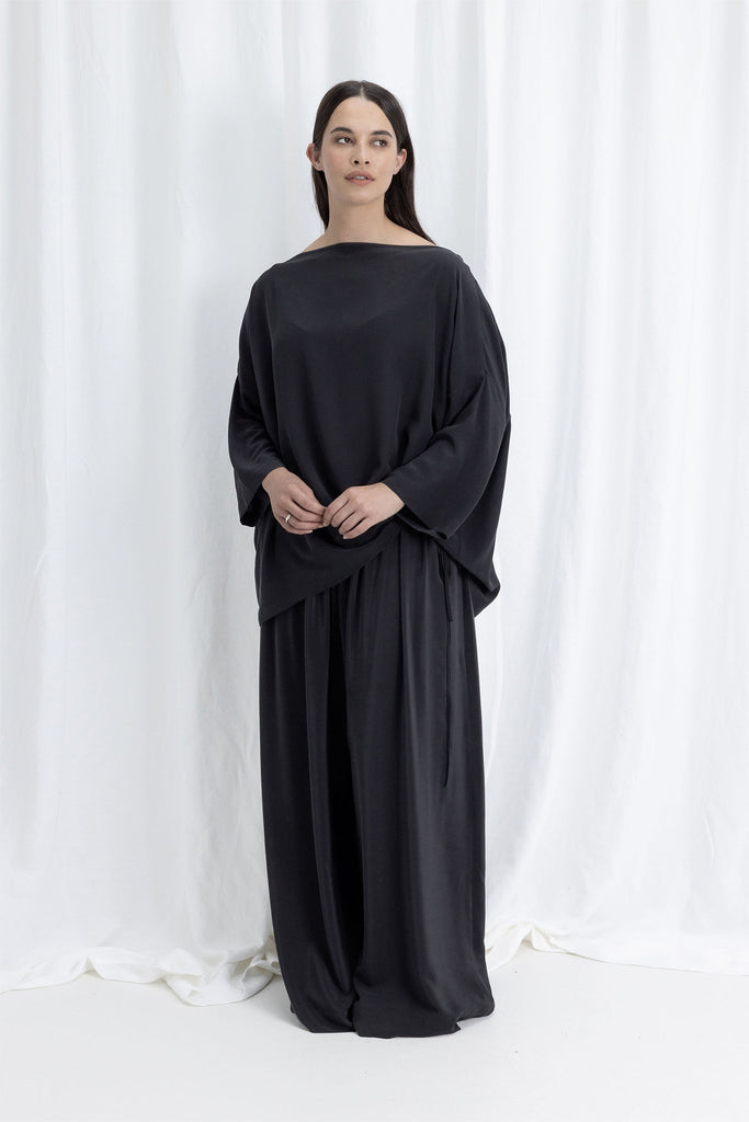 Level Top | Black