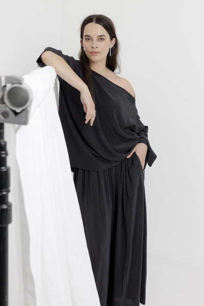 Level Top | Black